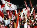 A torcida do Estudiantes lotou o espao destinado ao adversrio no Mineiro