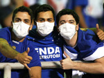 Alguns torcedores do Cruzeiro usam mscaras para se proteger da epidemia de gripe A, que afeta principalmente a Argentina