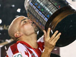 O capito do Estudiantes Juan Sebastin Vern ergue a taa de campeo da Libertadores 2009