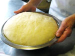 Aps misturar os ingredientes, a massa deve crescer at dobrar de tamanho