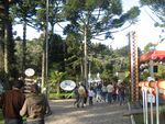 A Embaixada do Lago Negro ficou lotada de turistas na tarde de sol de segunda-feira