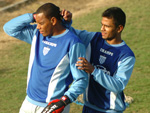 Volante Fernando Bob brinca com o goleiro Paes