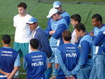 Treinador se rene com o elenco antes do treino