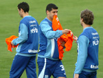 William distribui coletes no treino do Ava