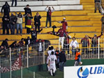 Jogadores do Brasil-Pe comemoram com a torcida xavante no estdio Heriberto Hlse, em Cricima