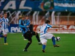 Disputa de bola entre Maxi Lpez e Rafael