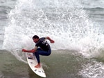 O catarinense Guilherme Ferreira derrotou o experiente Victor Ribas na primeira fase do SuperSurf