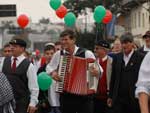 Bom pblico prestigiou o tradicional desfile festivo que envolveu 30 entidades sociais e assistenciais da regio