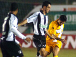 Fernandes briga pela bola com jogador do Brasiliense