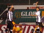 Rafael Coelho marca e jogadores comemoram o primeiro gol