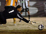 Rafael Coelho chuta e goleiro tenta defender