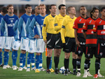 Jogadores perfilados para o hino nacional