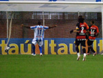 Muriqui apenas observa a bola entrando e comemora