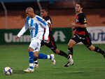 Luis Ricardo partindo com a bola dominada na goleada do Ava
