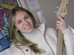 Vitria curtindo sua guitarra nova