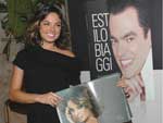 sis Valverde exibe sua pgina no livro de Biaggi