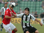 Rafael Coelho na disputa pela bola