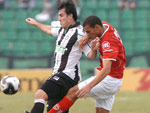 Rafael Coelho briga pela bola com defensor do Amrica-RN