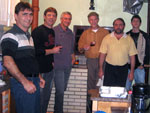Nesta foto estamos na casa do amigo Scheid, que no momento  o aniversariante ouvindo a Rdio Rural e assando uma carne muito especial