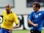 O zagueiro Luiso recebeu carto amarelo aps confuso com o goleiro da Estnia