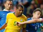 Felipe Melo tambm foi advertido com carto pelo rbitro Martin Ingvarsson