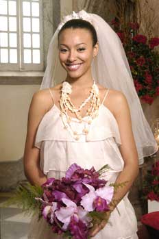 A personagem Milena, de Sheron Menezes em “Caras & Bocas”, recebeu a maquiagem digital no dia do “sim” Foto:  Márcio de Souza, Divulgação TV Globo