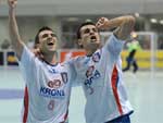Murilo e Junai comemoram o gol na vitria da Krona, por 5 a 3, sobre a Malwee