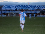 Marquinhos, aps marcar na final do Catarinense 2009, corre para o seu campo enquanto a torcida comemora