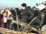 Cerca de 300 policiais da Brigada Militar entraram no acampamento do MST na Fazenda Southall, em S�o Gabriel