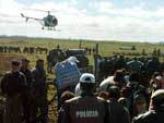 Os 302 PMs estavam acompanhados de c�es e cavalos para efetuar a a��o de retirada