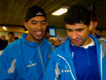 Emerson e William so recepcionados por fs no saguo do Aeroporto Herclio Luz