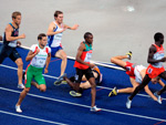 Na outra semifinal dos 800 metros uma cena inusitada: Marcin Lewandowski (2d) tropeou e acabou levando mais dois atletas ao cho com ele