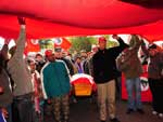 Dezenas de pessoas sa�ram da resid�ncia e percorreram quase 6 quil�metros at� o cemit�rio