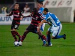 Emerson e Lo Gago marcam o meia Z Roberto