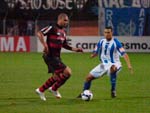 Adriano tenta lance no ataque do Flamengo