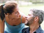 Entre tapas e beijos: Iris (Deborah Secco) e Pedro (Jos Mayer) formaram um casal controverso e popular na novela &quot;Laos de Famlia&quot;