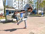 A bailarina rika Rosendo interage com as pessoas e com o ambiente
