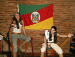Lais Severo, de Rosrio do Sul, e Aline Moretti, de Itaqui, largando uma trova bem gacha no bar Estncia de So Pedro, em Porto Alegre