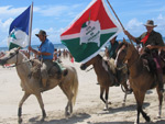 Waldemar Lopes levando a bandeira do CTG Rinco de Estncia e Ney Matos levando a bandeira de Arroio do Sal