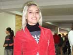 Rassa Barachini, 19 anos, estudante de Design, usa uma Graphic T-Shirt (camiseta) com um blazer justinho de veludo vermelho. Combinao superestilosa  com All Star branco, confortvel para o dia-a-dia.  Um look fofo, que tambm pode ser usado com bota.