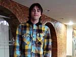O estudante de Publicidade e Propaganda Lucas Hoffmann, 19 anos, optou por um casaco xadrez em tons de amarelo e azul. O look estiloso no ficou chamativo, pois a cala jeans escura e o tnis preto, discretos, completaram o visual.