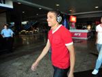 Taison usa imensos fones de ouvido
