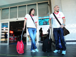 Sorondo e Guiazu esperam o nibus que levou a equipe do aeroporto at o estdio Beira-Rio