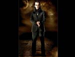 Lder dos Volturi junto com Marcus e Caius, Aro tem uma pele muito plida que  quase translcida. O cabelo muito longo e bastante preto. Quando ele se move, parece flutuar. Consegue ler a mente das pessoas, mas para isso precisa de contato fsico.