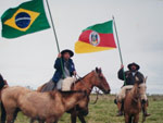 Fagner e Vagner,pai e filho fazendo parte da decima tercera cavalgada da busca da chama crioula,So Gabriel a Encruzilhada do sul,grupo de cavaleiros os farrapos,ostentando as suas paixes