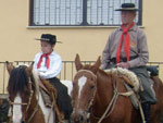 Como j de costume meu marido Paulo Fernando Paim, participa do desfile de 20 de setembro, na cidade de So Pedro do Sul, junto com nossos dois filhos, Thiago Paim e Lucas Paim. Est  uma forma de prestijiar seu pai Mauro Paim pois,  quem sempre abre o desfile