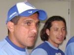 O tcnico Silas conversa com o presidente Joo Nilson Zunino na confraternizao. Ao fundo, Odair e Marquinhos observam