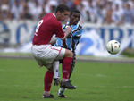 Na imagem, Rochemback disputa uma bola com Tinga, em um Gre-Nal decisivo pelo Gaucho de 2001.