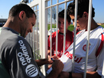 Iarley distribuiu aut�grafos para alguns torcedores que foram at� a Morada dos Quero-Queros assistir o treino da equipe goi�na