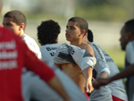 Taison, punido com trs jogos pelo STJD, est fora do jogo contra o Gois